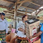 Bupati Rote Ndao, Paulina Haning-Bulu saat penyerahan bantuan bagi para Petani dan Nelayan setempat