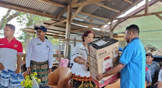 Bupati Rote Ndao, Paulina Haning-Bulu saat penyerahan bantuan bagi para Petani dan Nelayan setempat